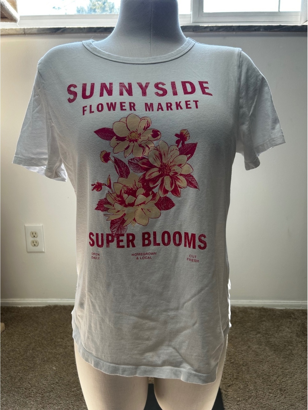 Old Navy Women's White Graphic T-Shirt Size M Sunnyside Flower Market Super Bloo